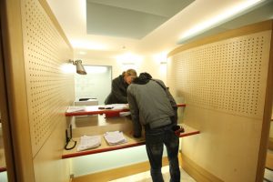 Illustration incivilités - Personne au guichet à la CAF du Nord