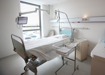 Le nombre de lits en hospitalisation complète diminue plus légèrement en 2024